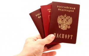 3 паспорта в руке